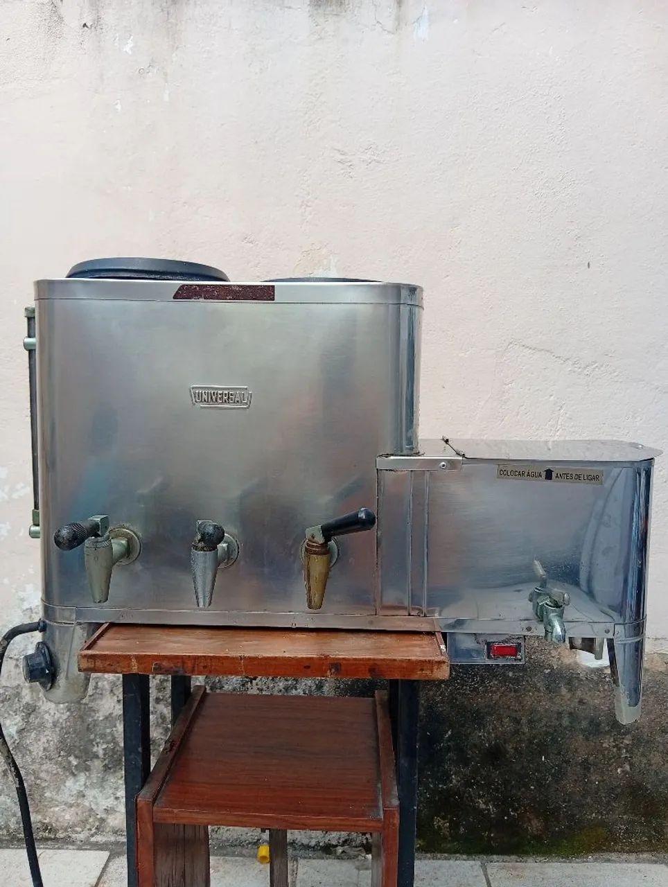 Máquina de café industrial indo funcionando 