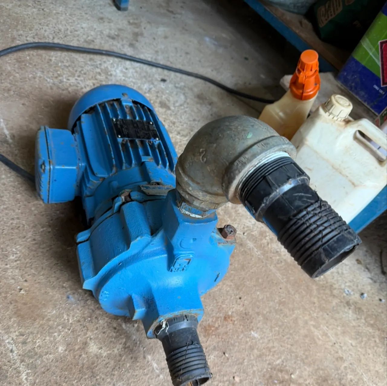 Motor 4 vc trifásico com bomba d?água 