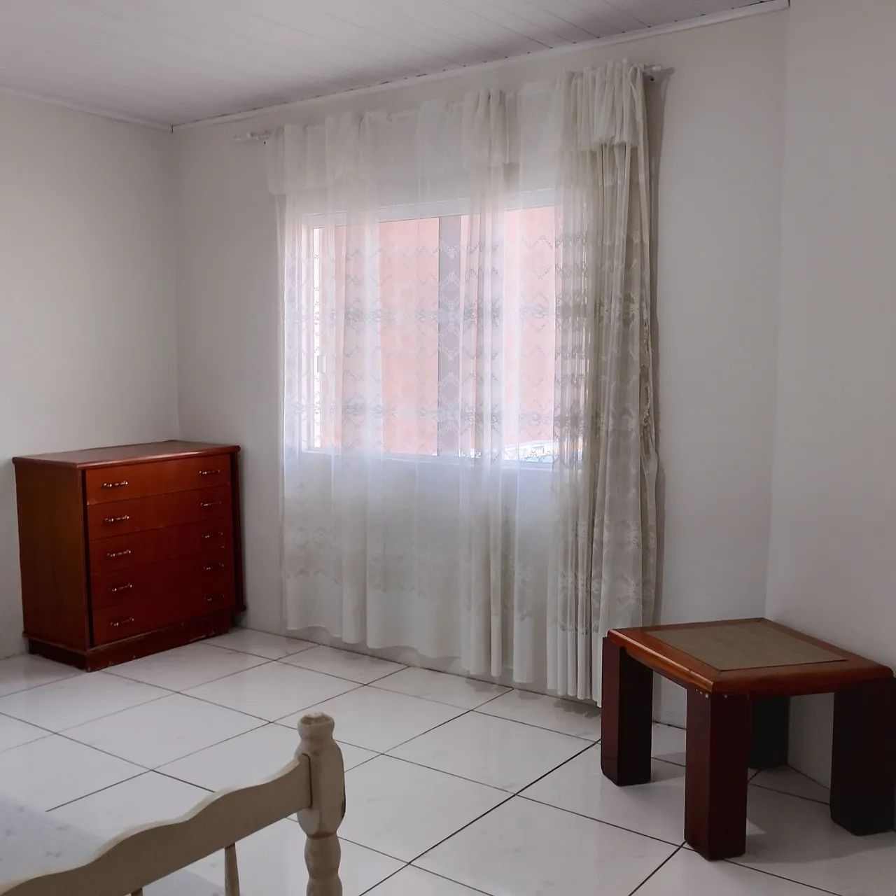 Aluga-se quarto