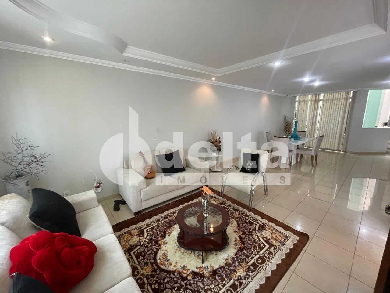 Casa com 8 quartos sendo 4 suíte, disponível para locação e venda no bairro Presidente Roo