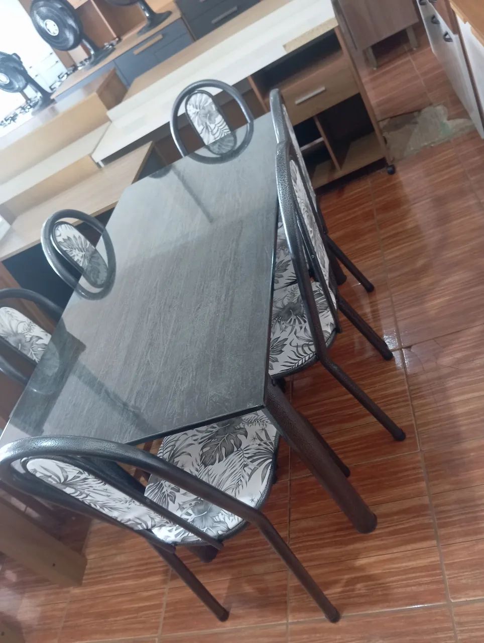 Mesa seis cadeiras nova em oferta 