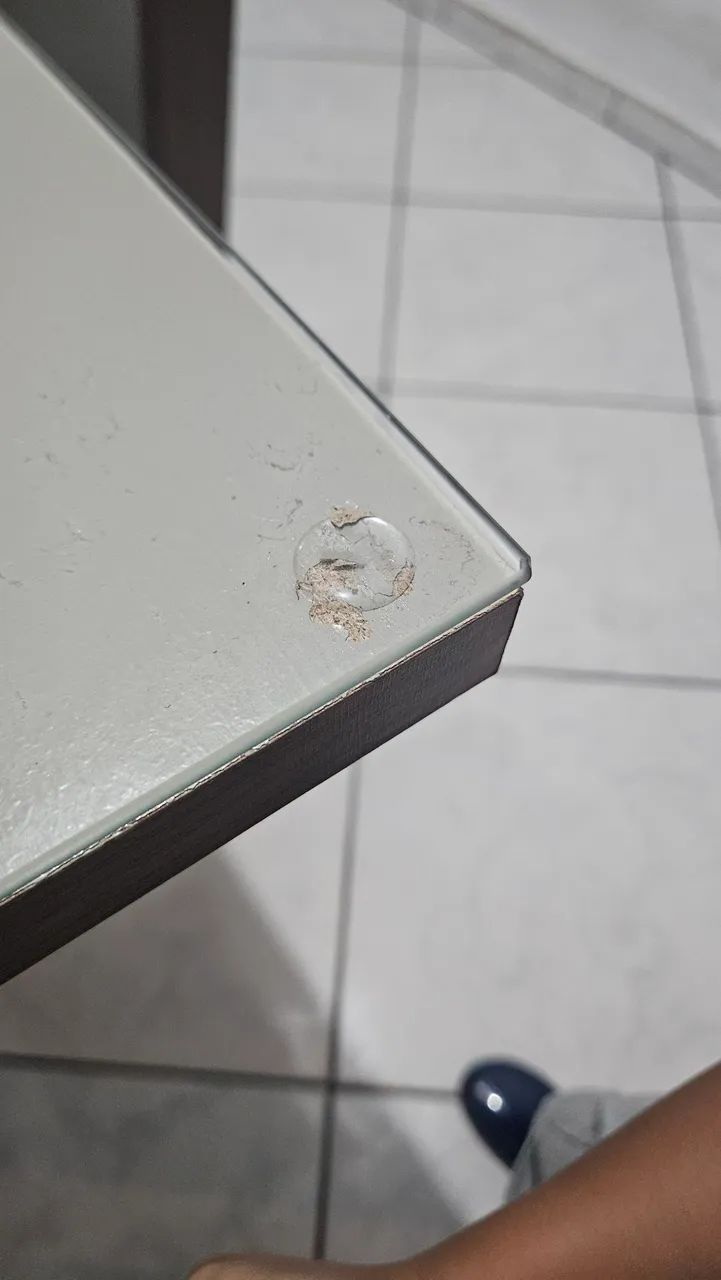 Mesa com tampo de vidro e 6 cadeiras. - Foto 5