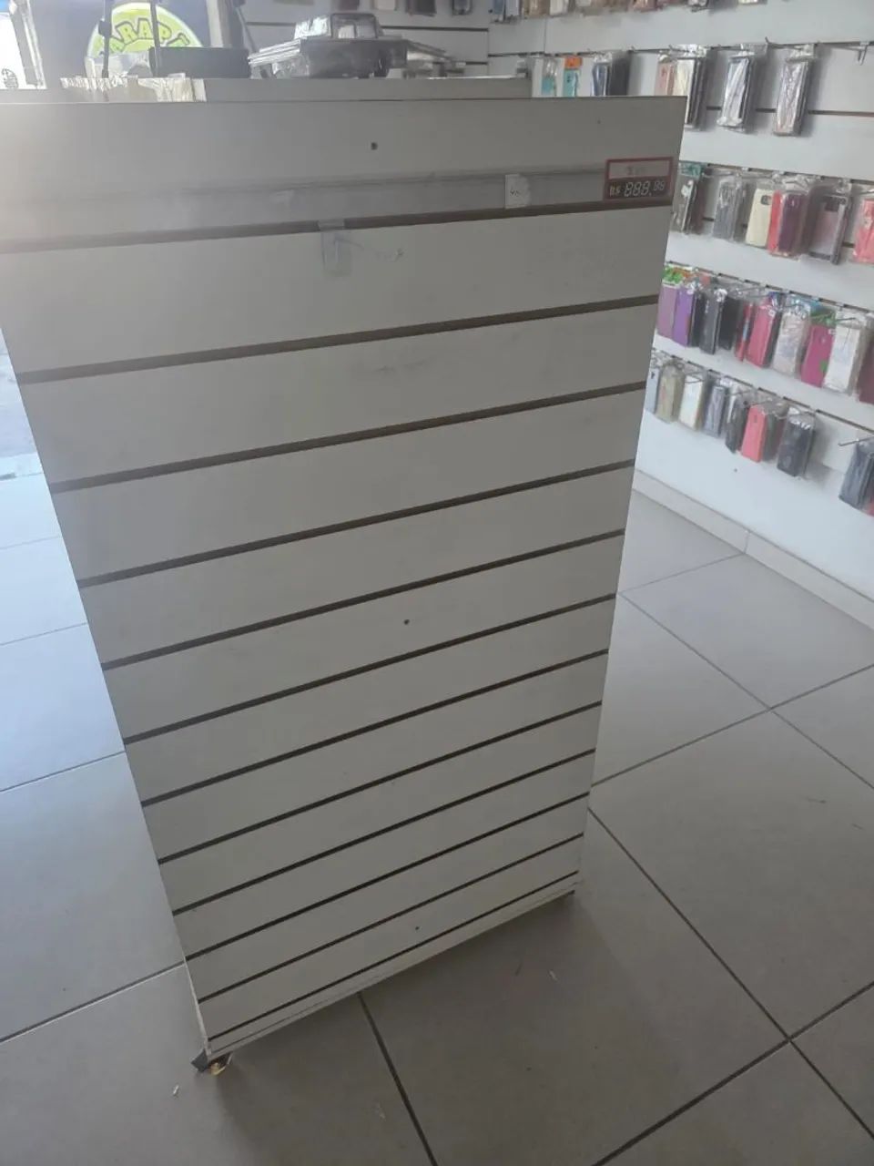 Balcão recepção MDF e expositores com gancho - Foto 5