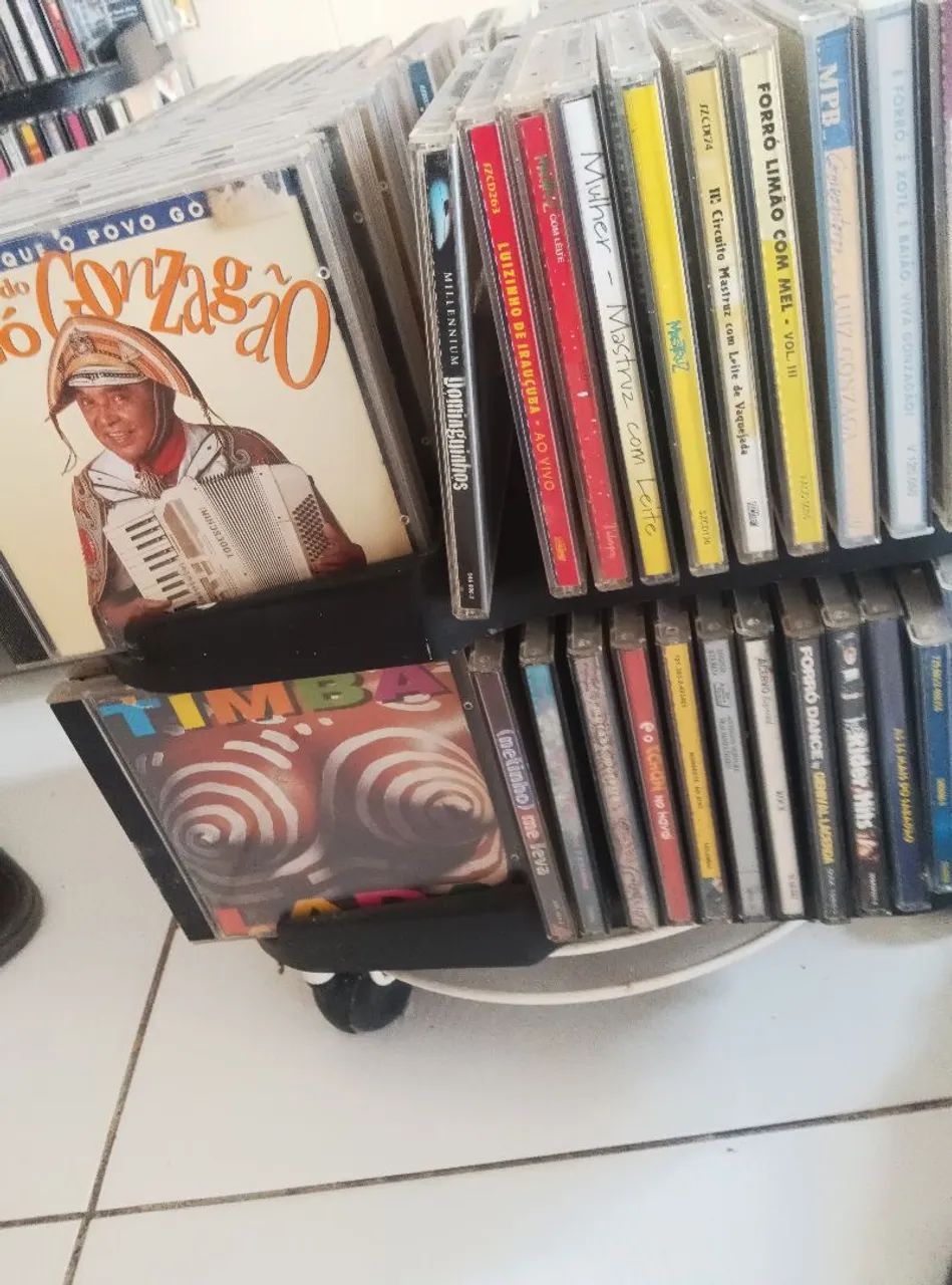 Um lote de 1550 CDs originais R$ 4.650,00 - CDs, DVDs etc