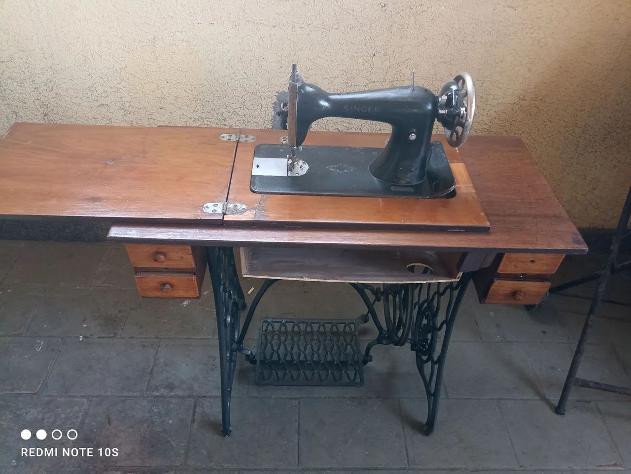 Máquina de costura antiga65580445861890123