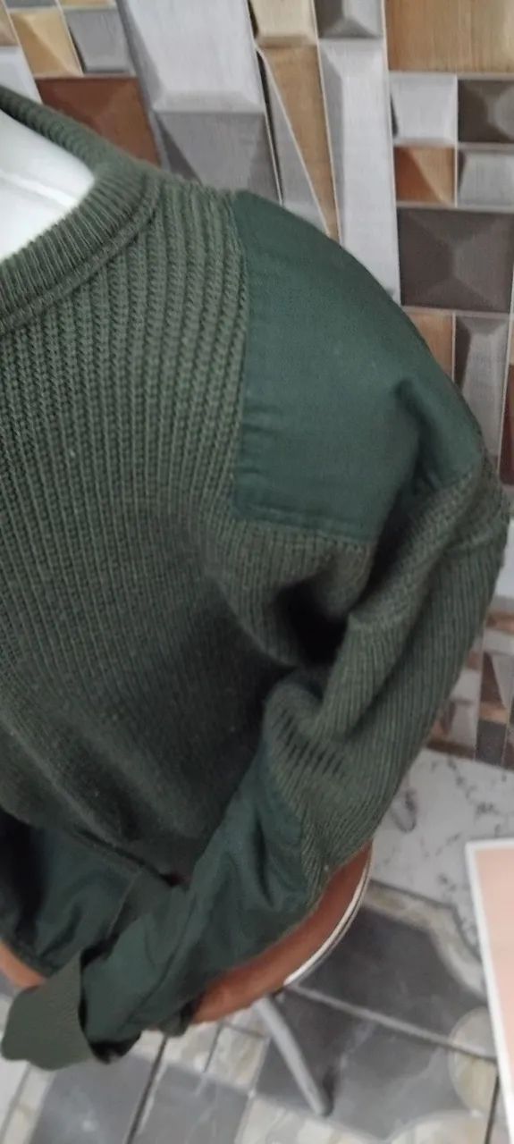 Blusa de lã verde oliva. - Foto 2