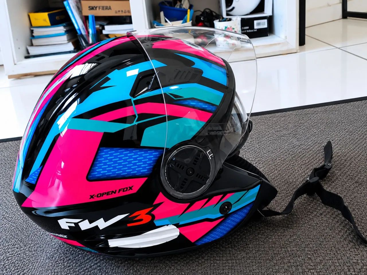 Vendo capacete com a marca fw x numeração 58 - Foto 5