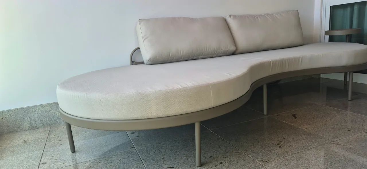 Sofá para varanda ou area externa. 2.7mt. Novíssimo! Assinatura renomada!