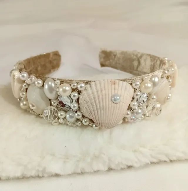Tiara pérolas, cristais e conchas