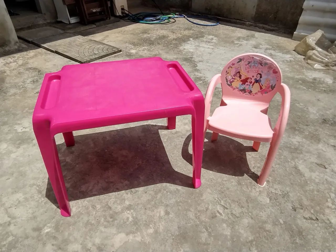 Mesa e cadeira infantil rosa