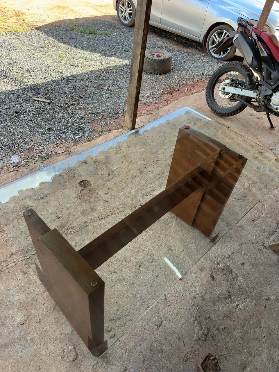 Vendo mesa de vidro com base em madeira de verdade 