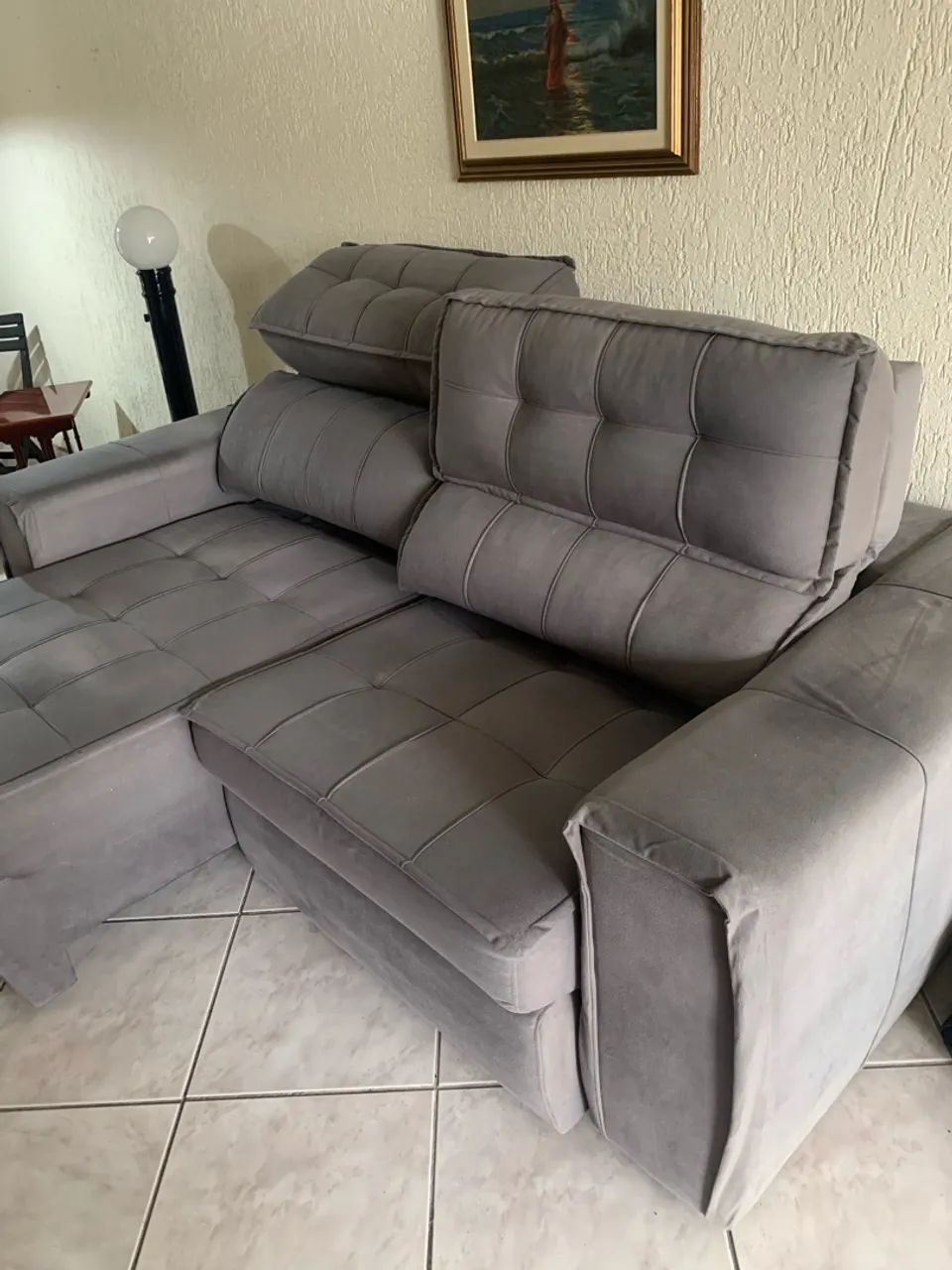 Sofá retrátil em suede cinza - Foto 5