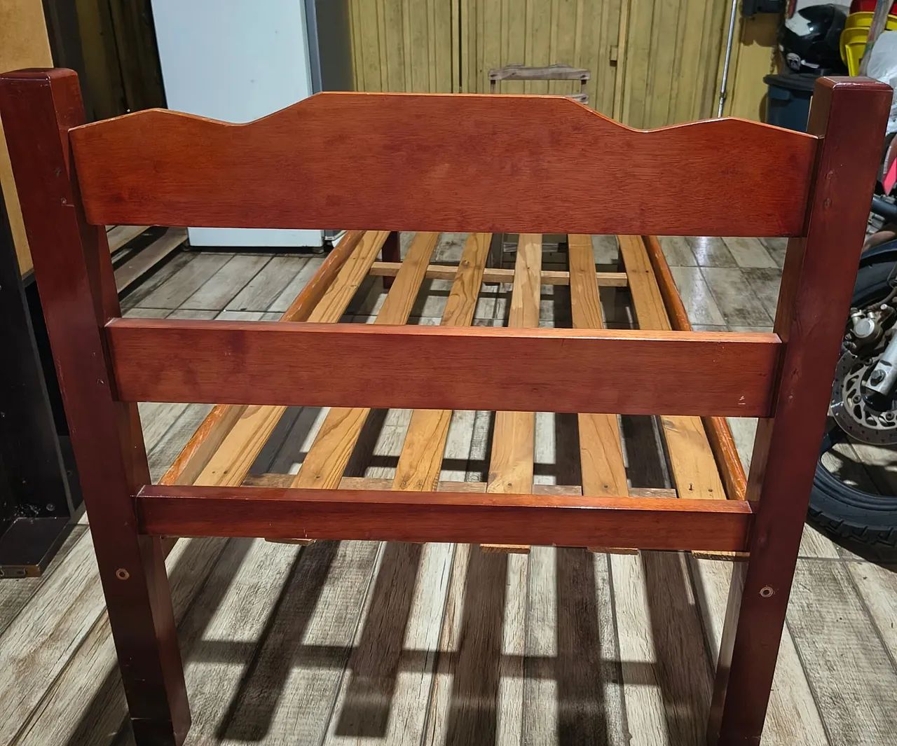 Cama de madeira solteiro