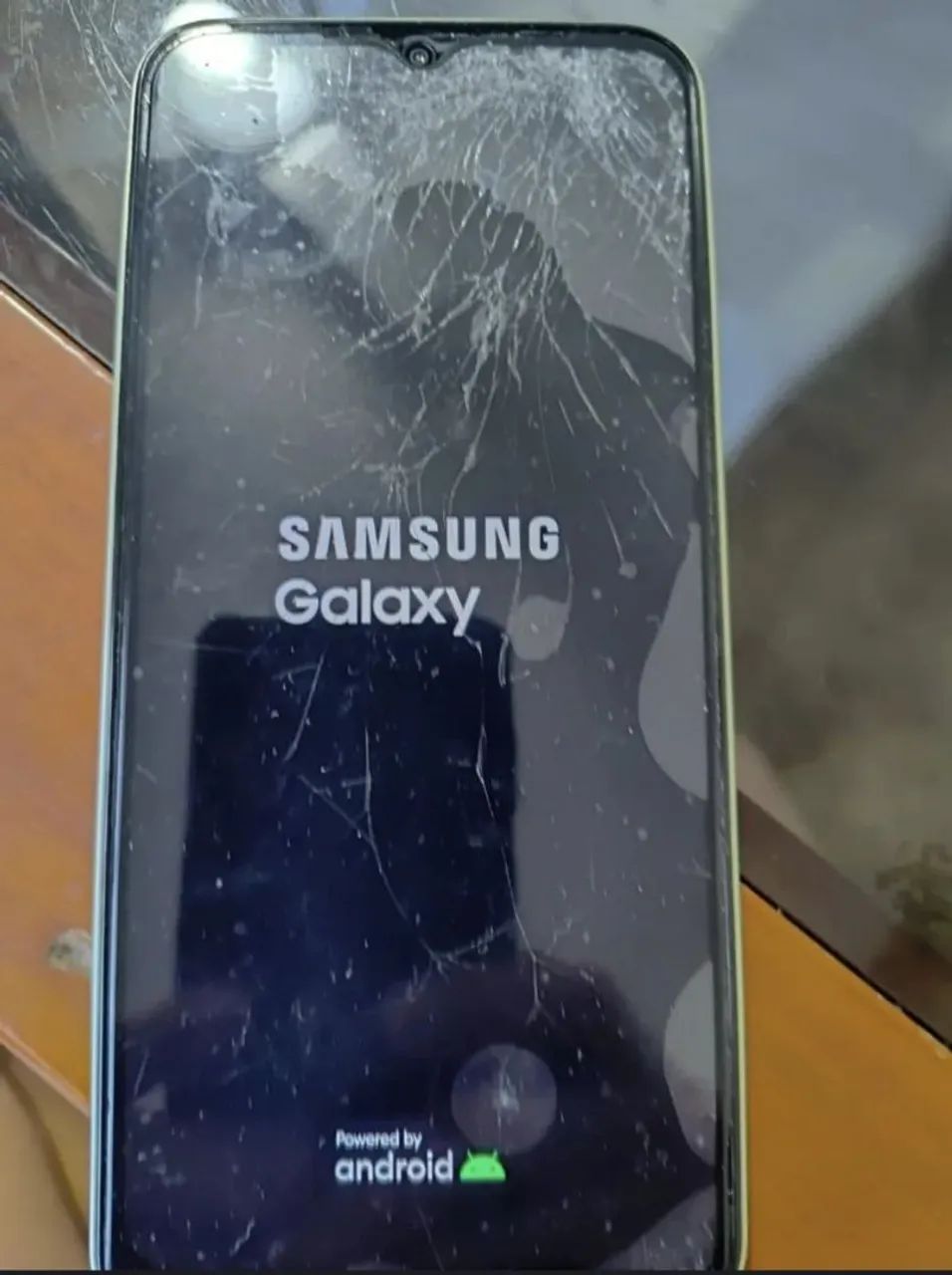 smartphone samsung galaxy A 14 com tela trincada mas funcionando normalmente 