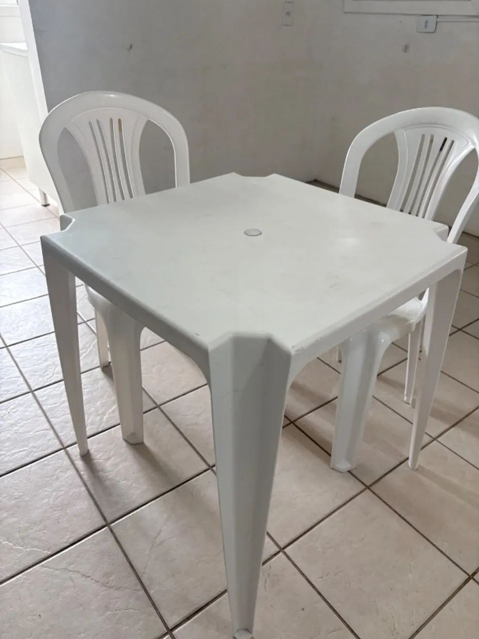 Mesa com duas cadeiras 