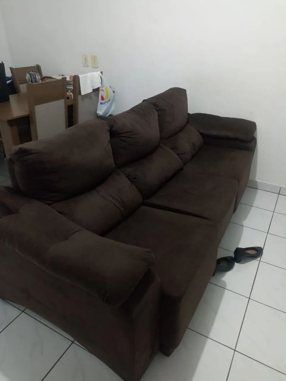 Vende-se seminova o sofá ? marrom três lugares retrátil - Foto 2