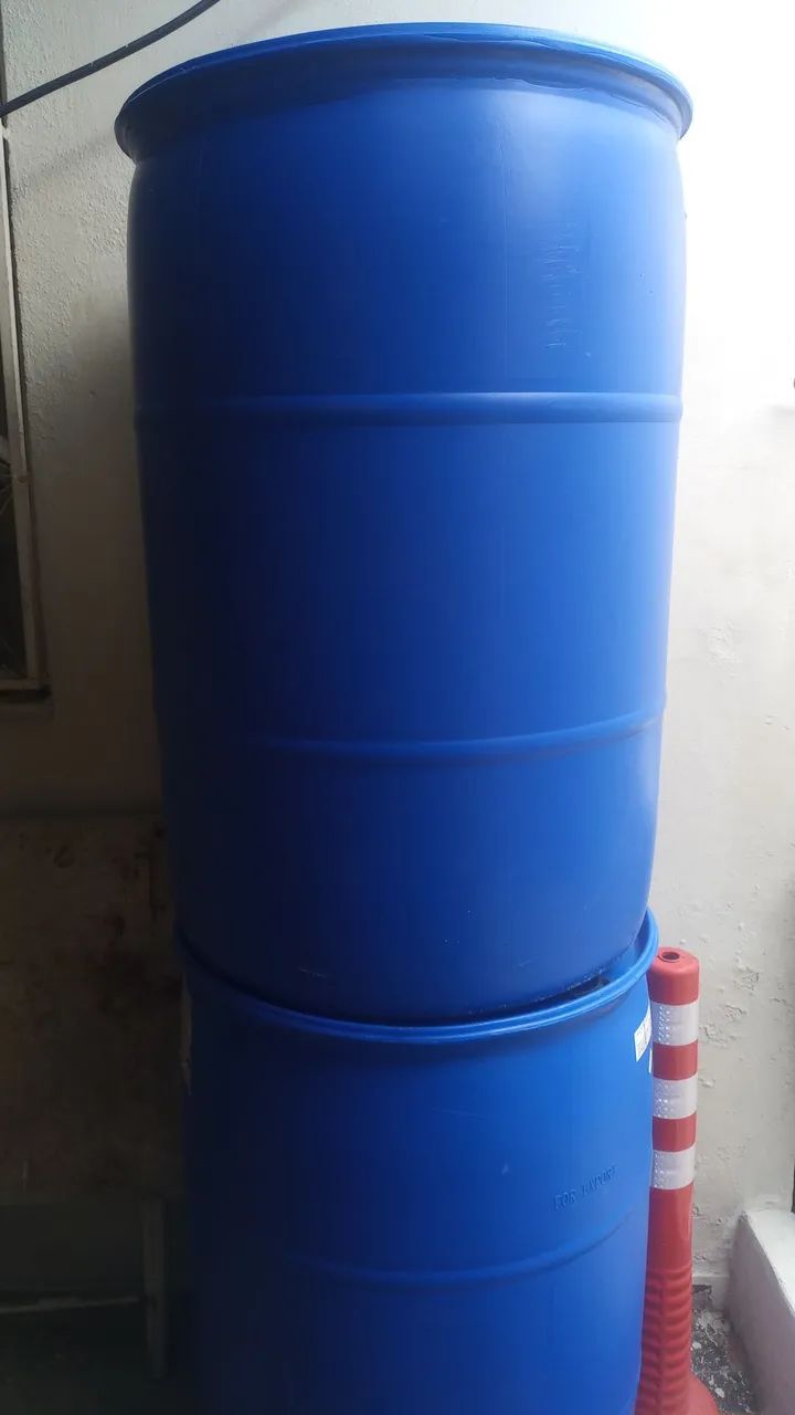 Galão de 200 litros limpo 