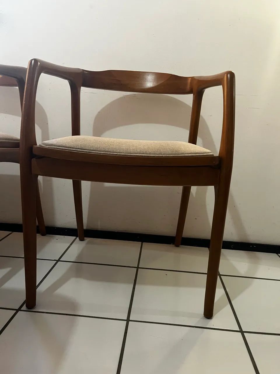 Conjunto de cadeiras de madeira maciça com acolchoado de linho - Foto 4