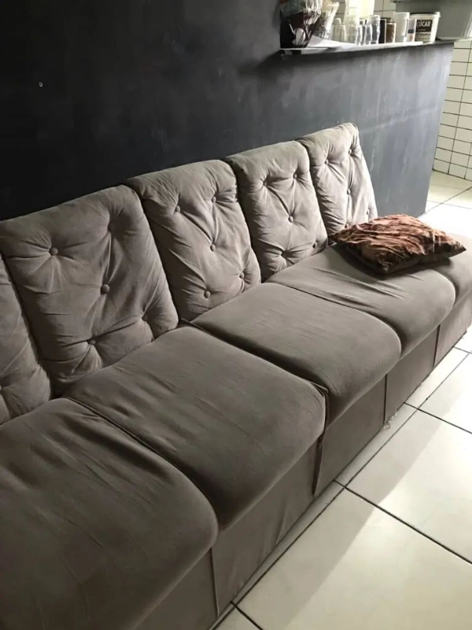 Sofá retrátil de canto com 6 lugares, em tecido suede e acabamento capitonê. - Foto 5