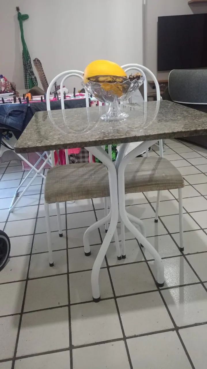 Mesa com tampa de mármore 