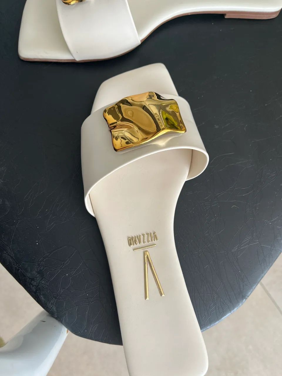 Rasteirinha off white com detalhe em dourado - Foto 2