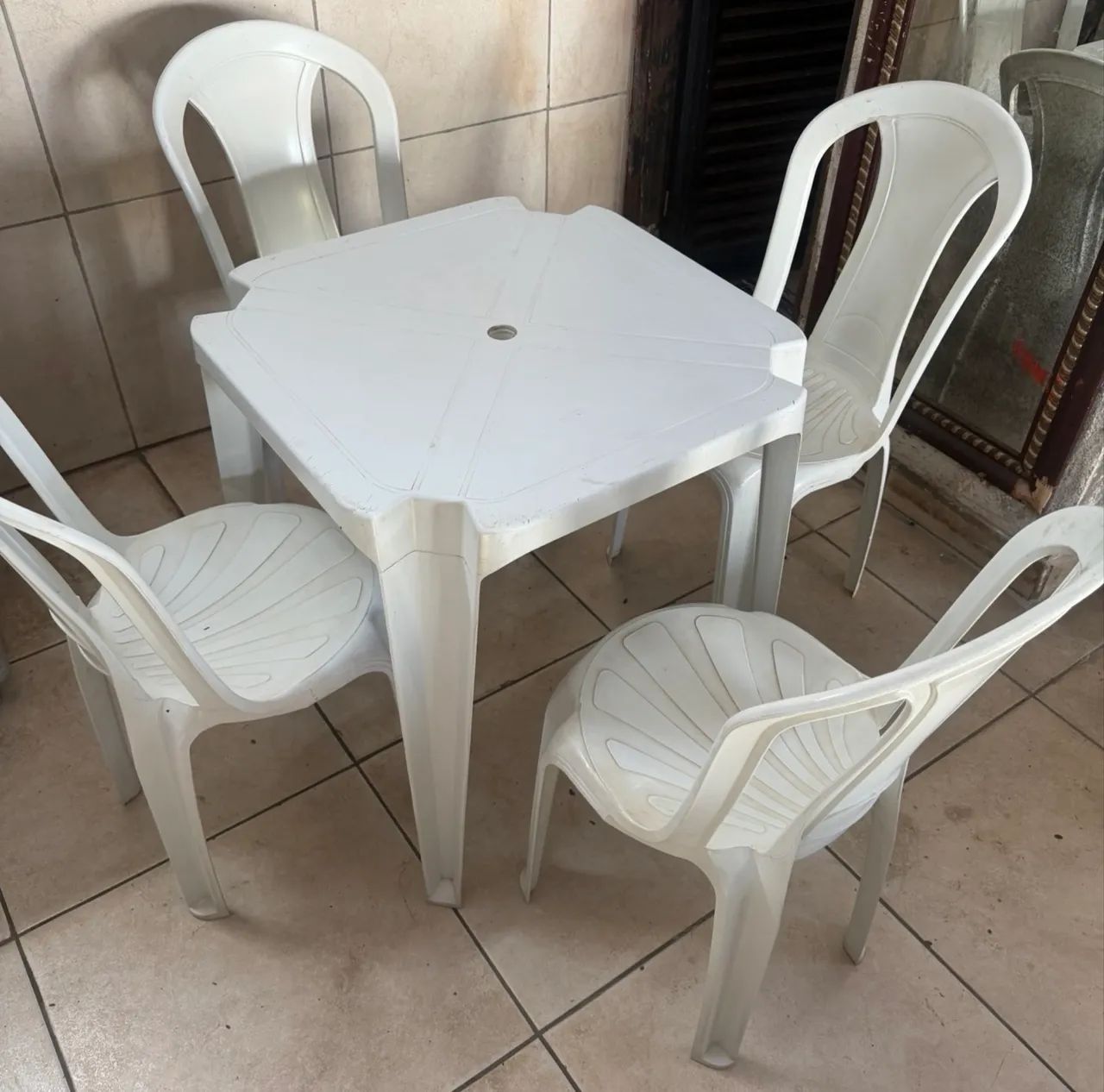 Mesa de plástico com 4 cadeiras usada barata conservada  - Foto 3