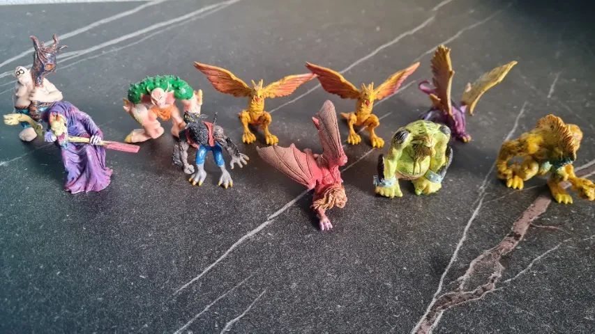 Lote de 10 Bonecos Galeria de Monstros DTC com as Cartas - Foto 2