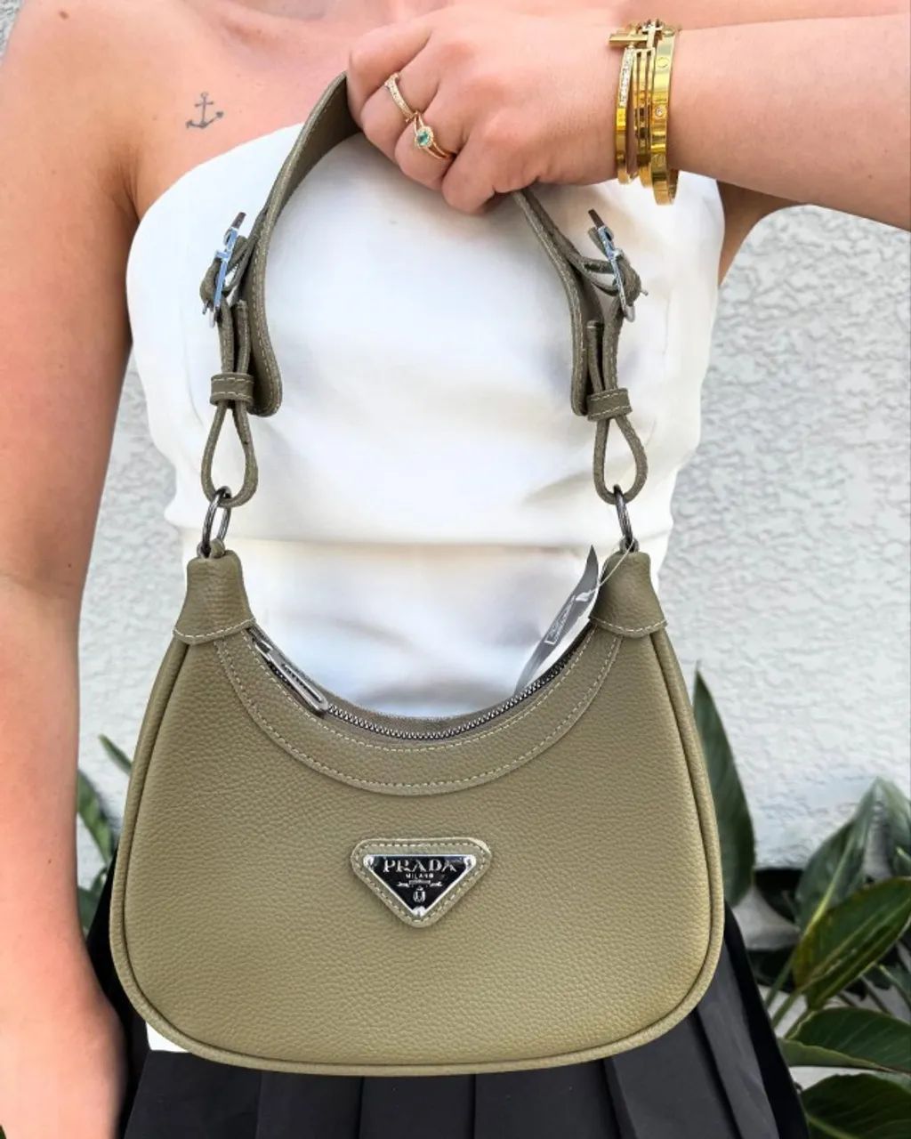 Bolsa de Ombro Prada Arqué Couro Feminino Luxo (Formato de Meia-Lua)