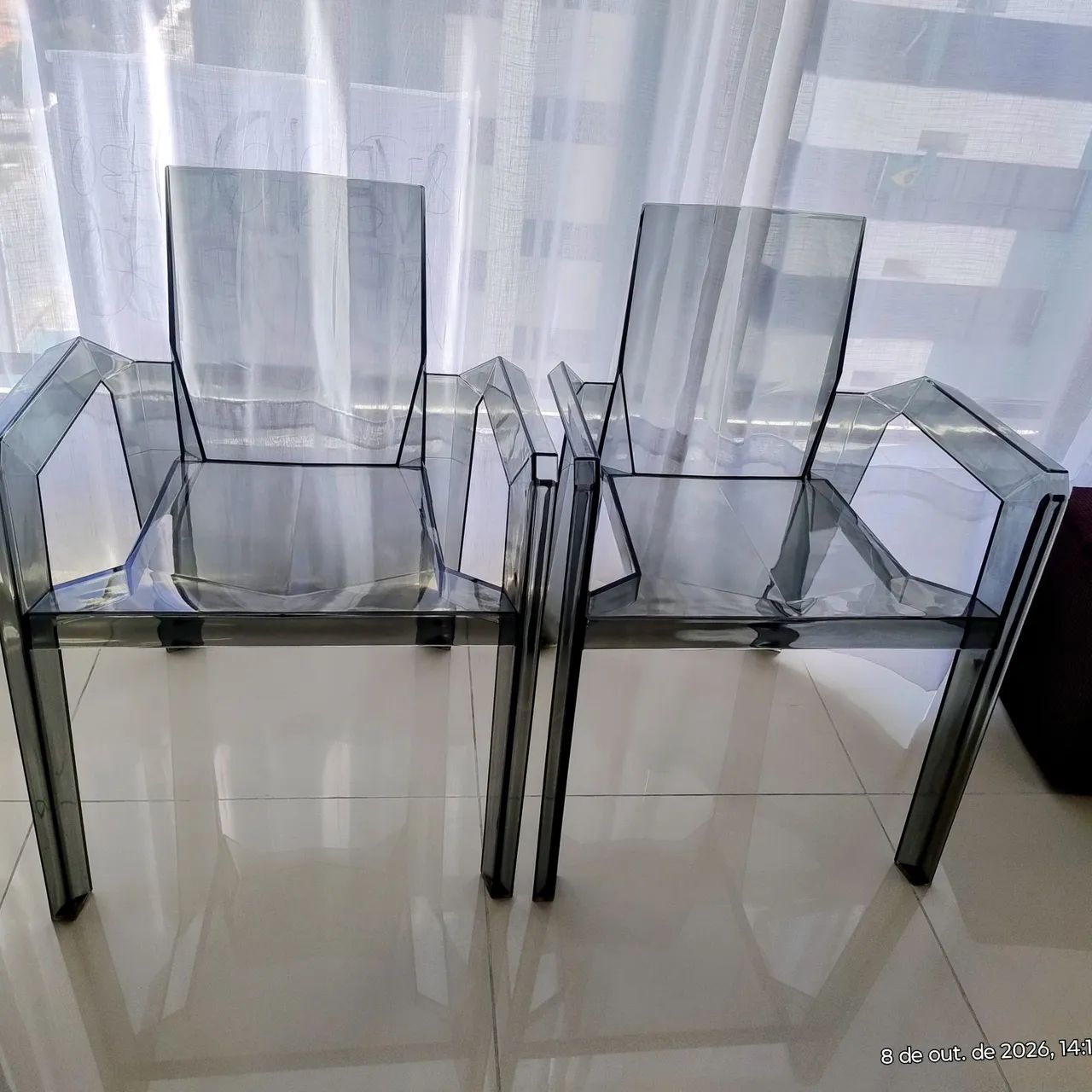 2 BELÍSSIMAS CADEIRAS ACRÍLICO FUMÊ 