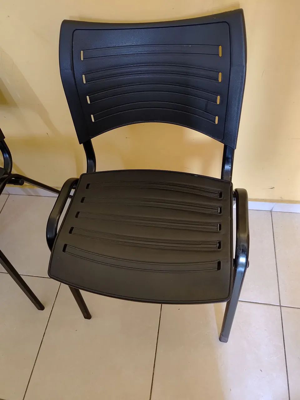 Vendo 3 cadeiras prisma ISO Desmontável  - Foto 2