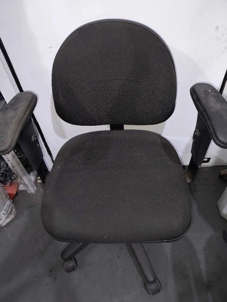 Lote 052 Cadeira Preta com Rodinhas