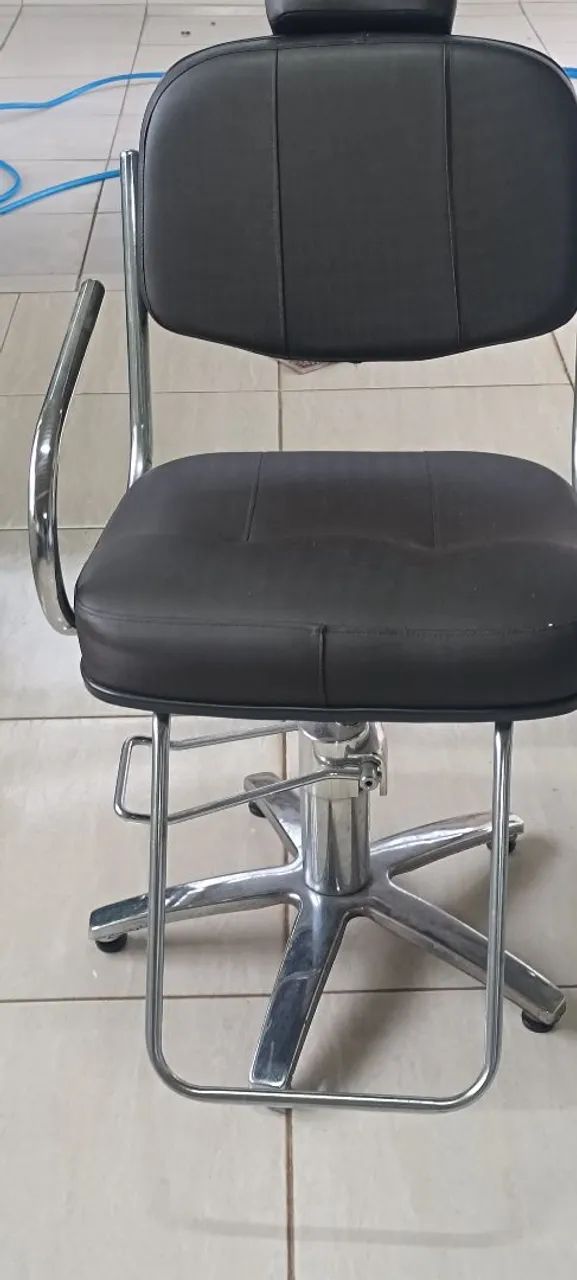 Cadeira Cabeleireiro reformada em ótimo estado  - Foto 4