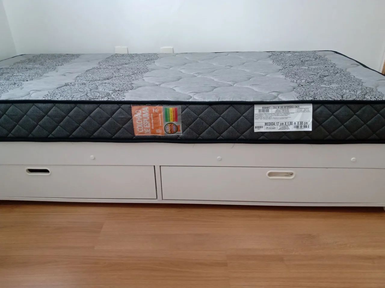 Cama solteiro laqueada com gavetas  - Foto 3