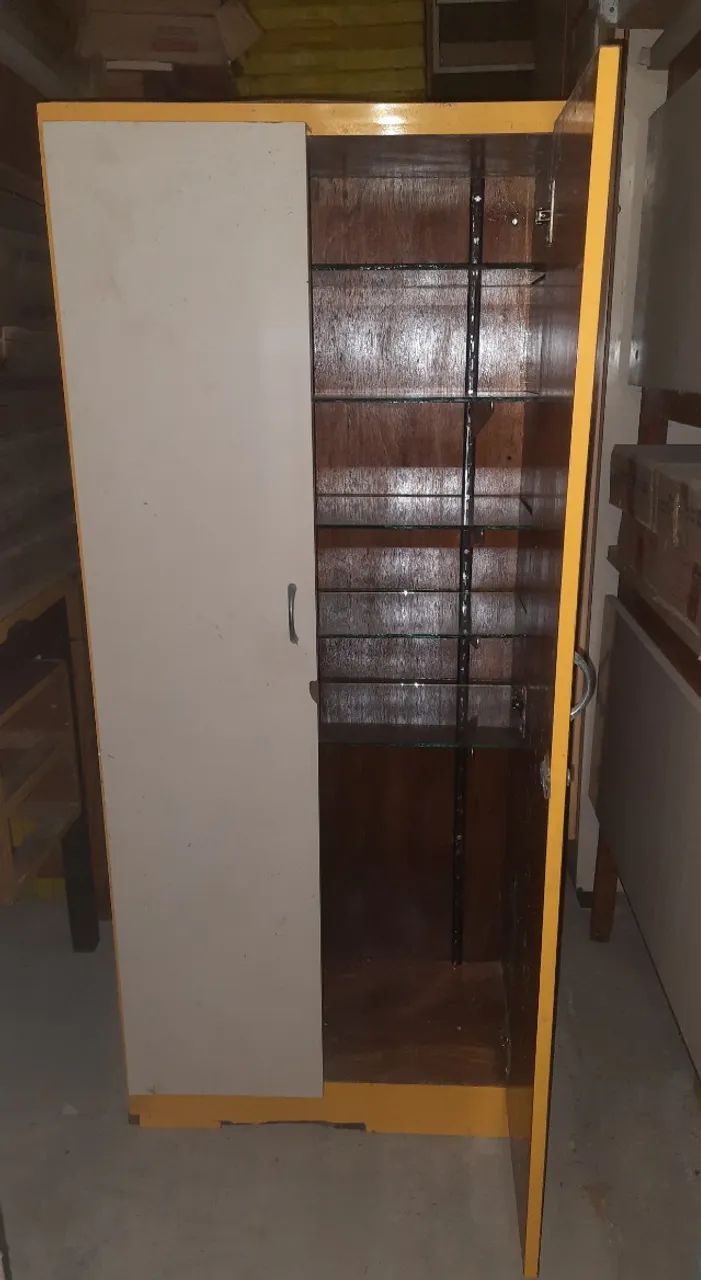 Armário e Multiuso com Prateleiras de Vidro