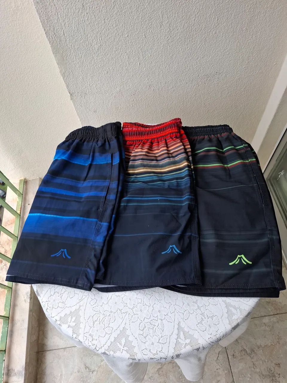 Kit com 03 short de microfibra com elastano sublinhado,  usados, tamanho M, ótimo estado