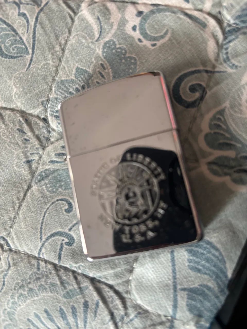 Esqueiro zippo para colecionadores.
