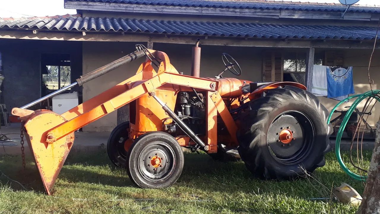 Vendo. Trator  com concha. Todo   funciona   valor  37 mil  esta em gravataí 
