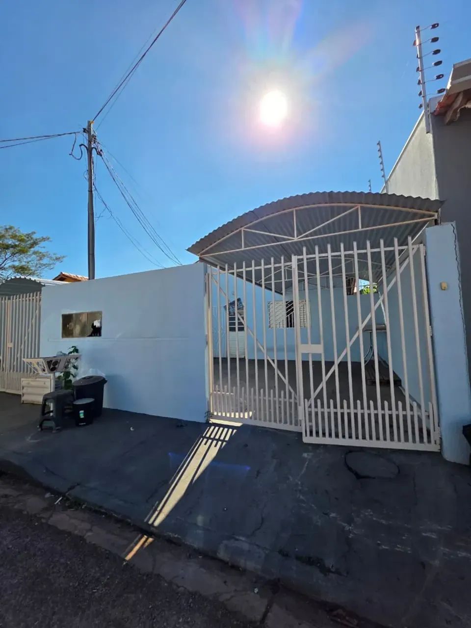 ALUGA-SE CASA TERREA