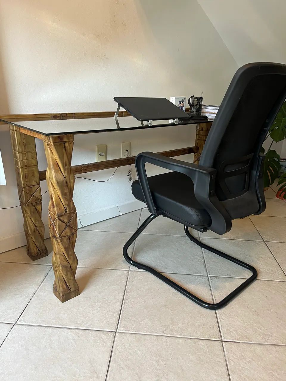 Mesa de madeira com tampo de vidro - Foto 4
