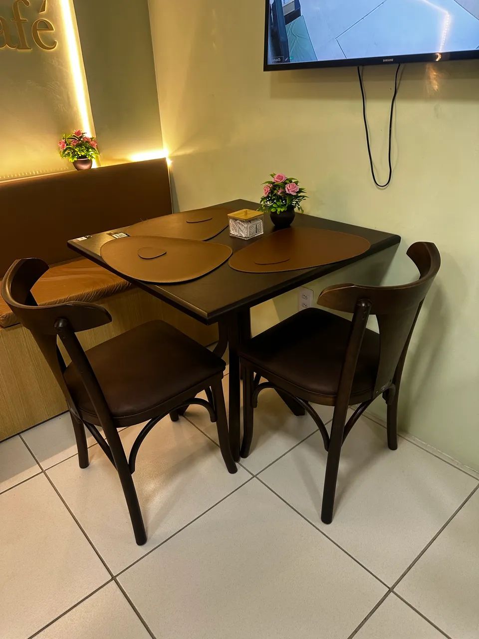 conjunto de 8 mesas + 21 cadeiras acolchoadas ( 8 mesas ja com 21 caideras 15mil)