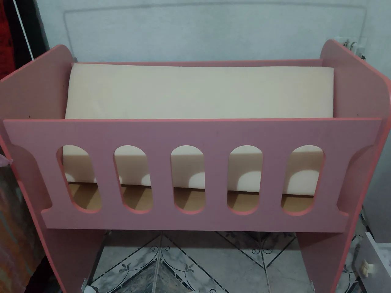 Vede se mini berço rosa com colchão semi novo