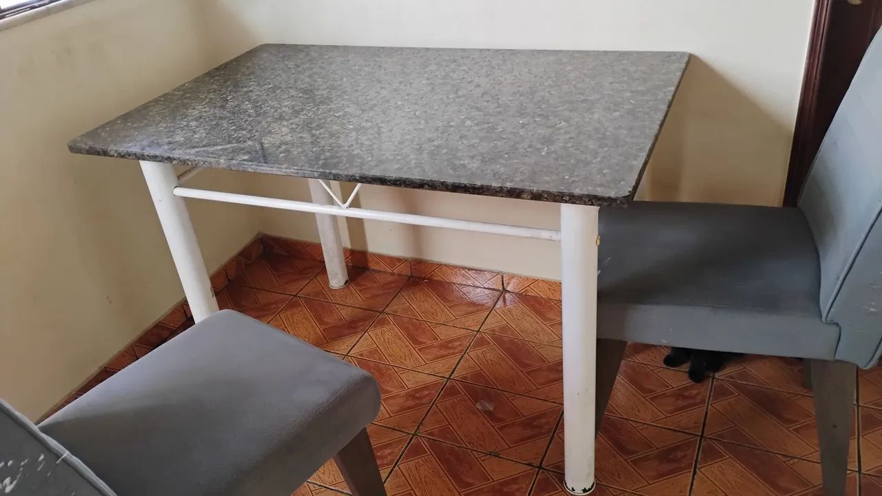 Mesa de mármore + 2 cadeiras 