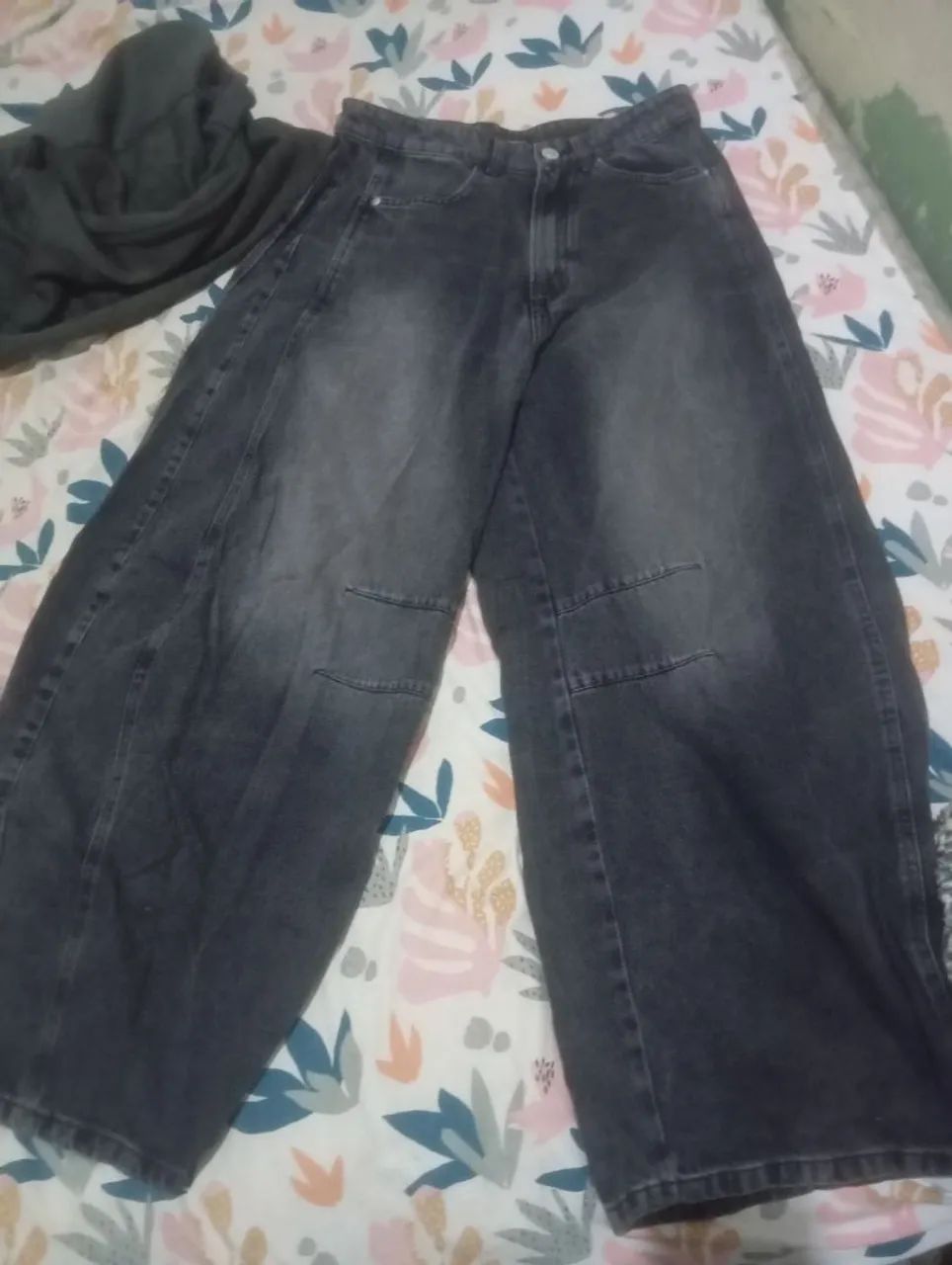 Calça Barrel em Jeans com Recortes e Pences - Foto 2