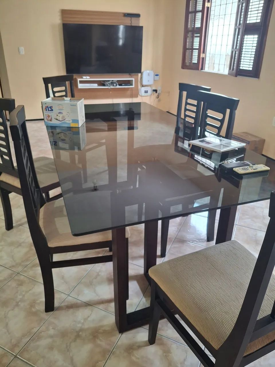 Mesa tampo de vidro com 6 cadeiras 