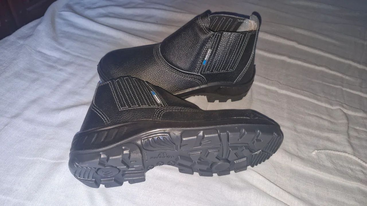 Bota com bico de pvc  tamanho 42 - Foto 2
