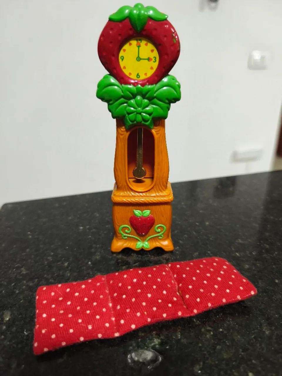 Relógio e almofada da Moranguinho 