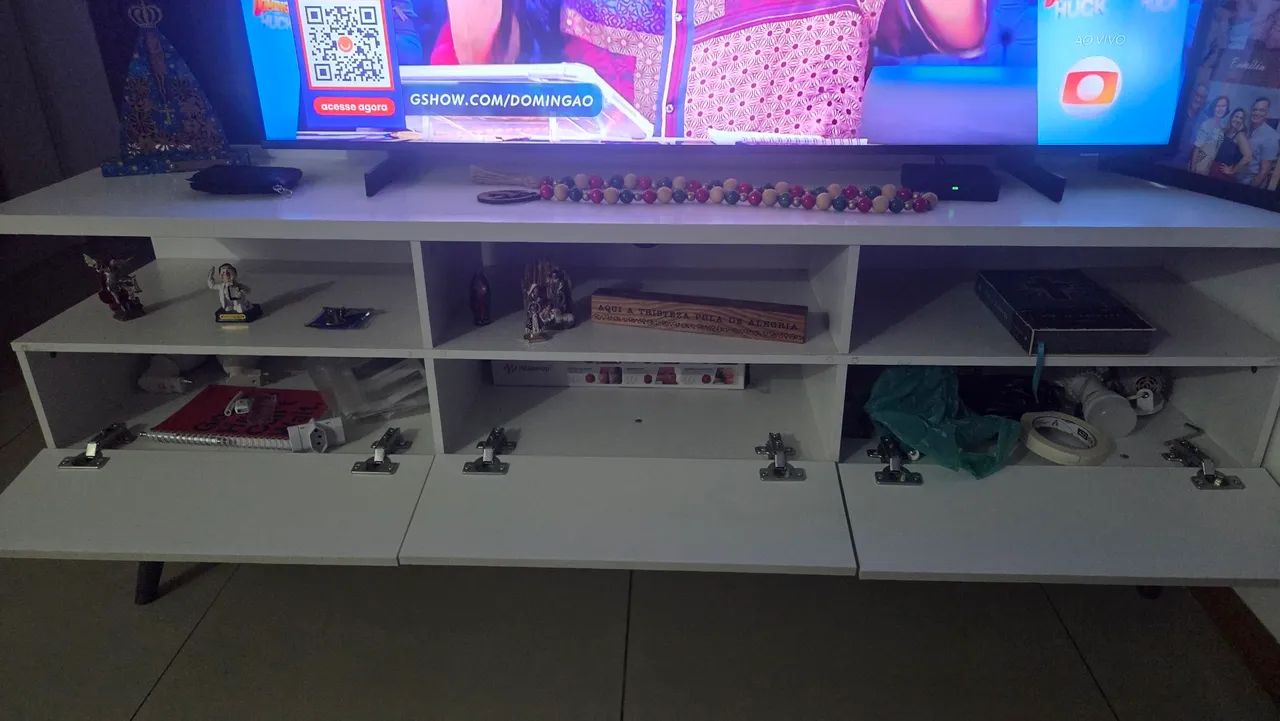 Rack para TV branco (140 X 35 cm) compatível a TV de 65 polegadas. Ótimo eatado de conserv