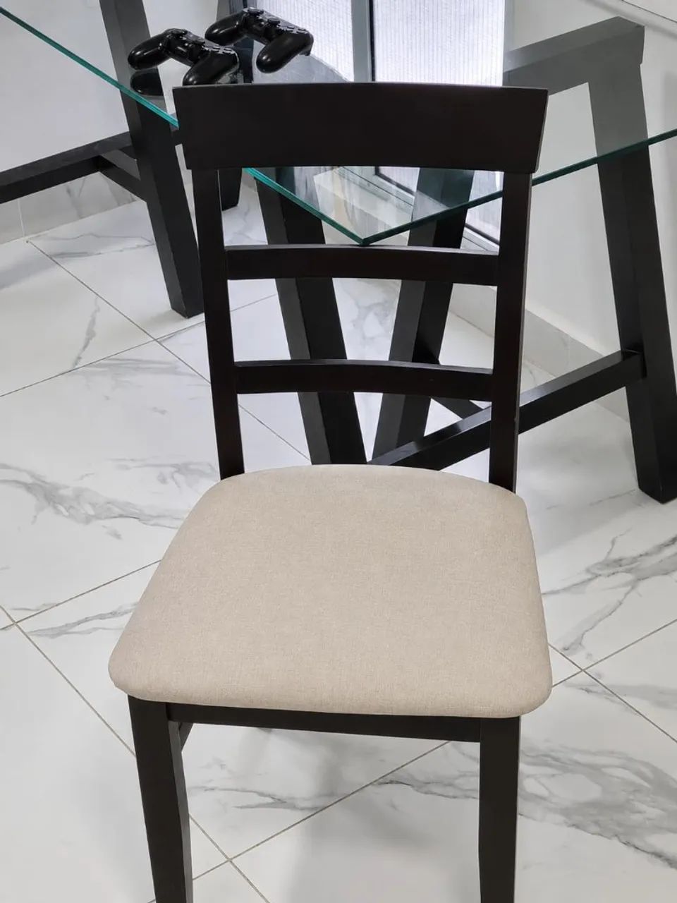 Mesa de jantar de vidro com cadeiras estofadas - Foto 5