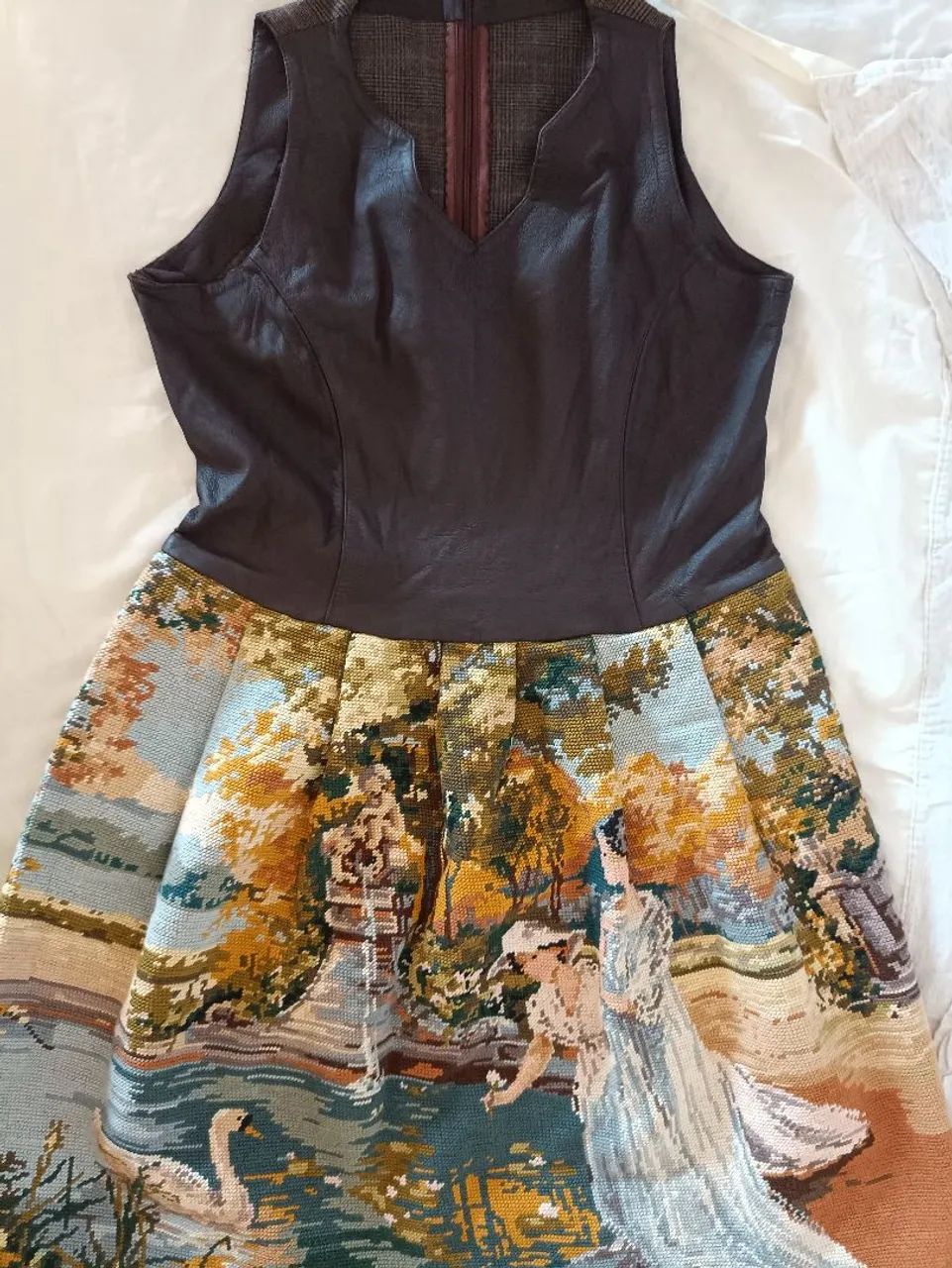 Vestido exclusivo bordado a mão, com couro legítimo 