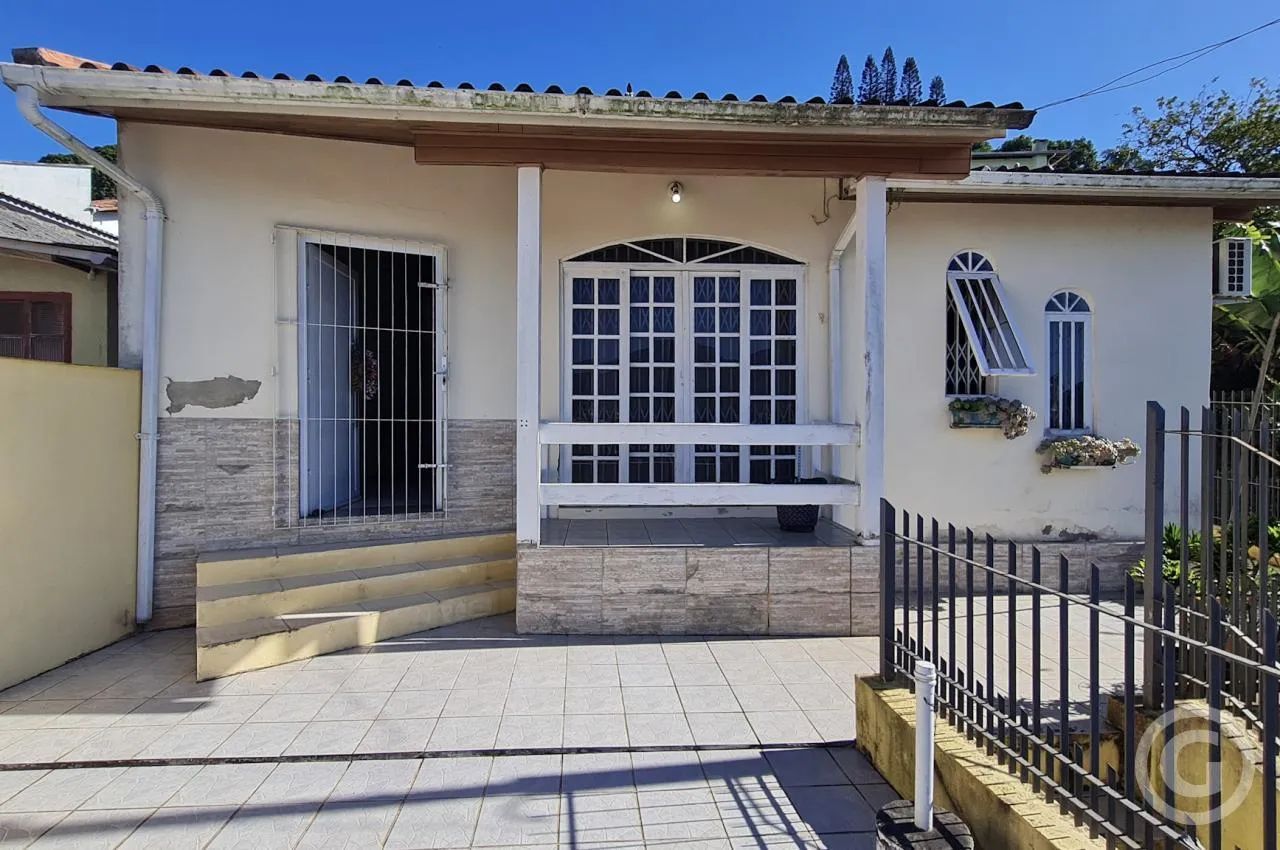 Casa residencial com vista para o mar e excelente localização em Florianópolis